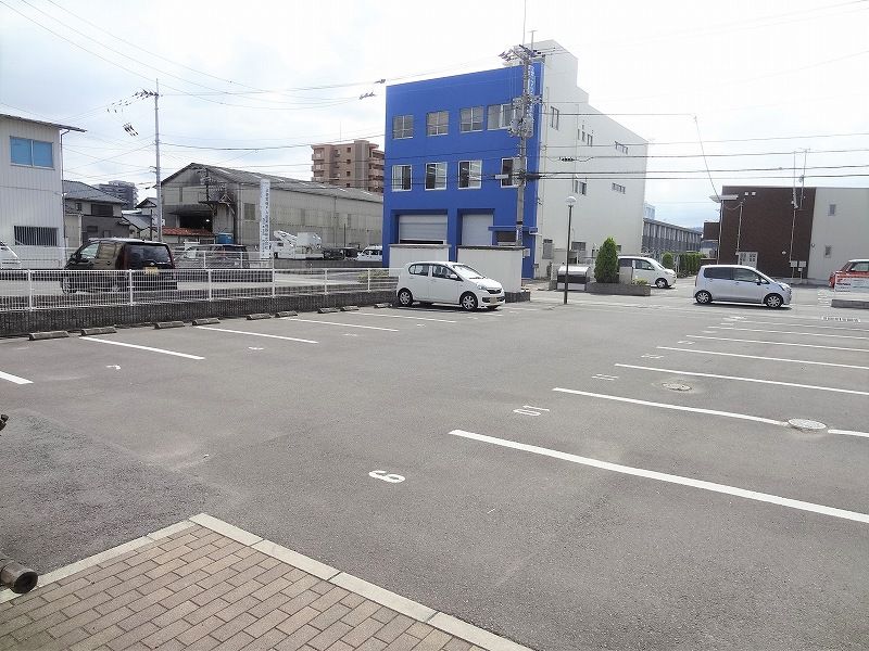 レオパレスプランドール木太 駐車場