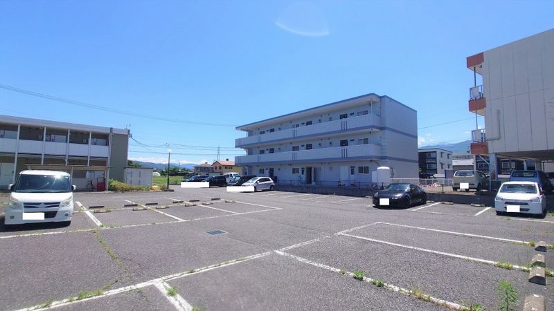 レオパレスコート伊那部 駐車場