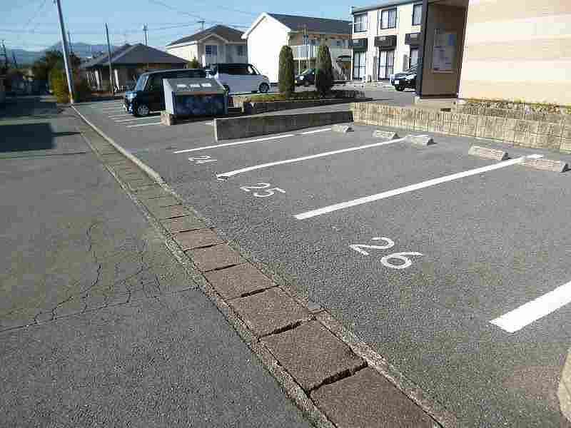 レオパレス八景水谷 駐車場