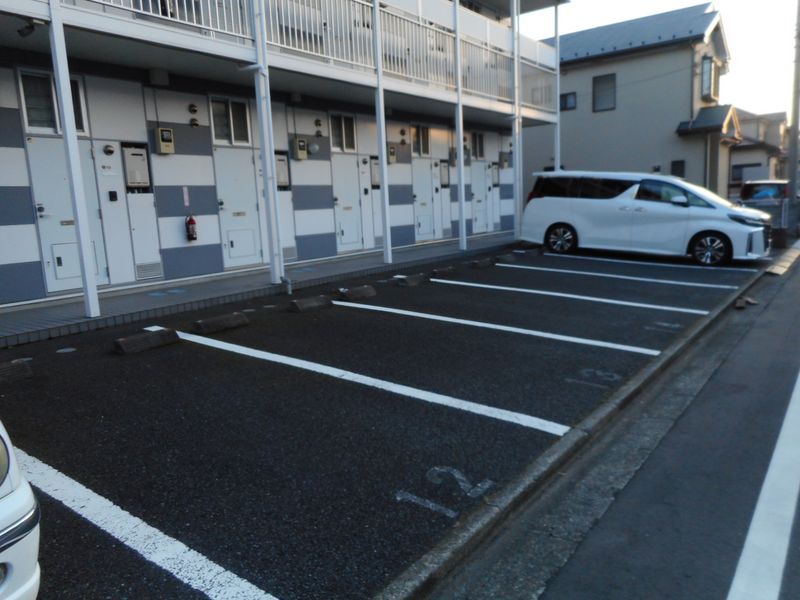 レオパレスヤバタⅢ 駐車場