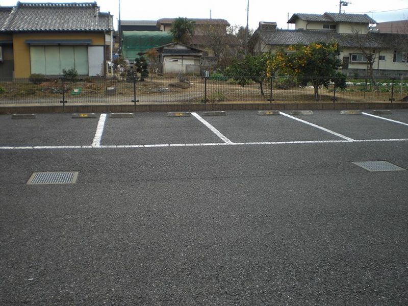 レオパレスメルヴェーユ 駐車場