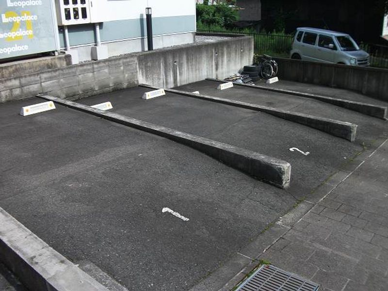 レオパレスアクティー二本松 駐車場