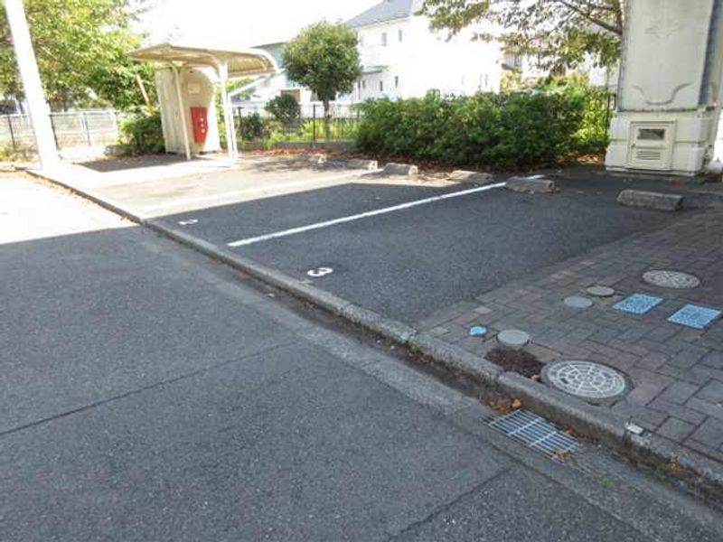レオパレス逗子ＴＷＩＮ−α 駐車場