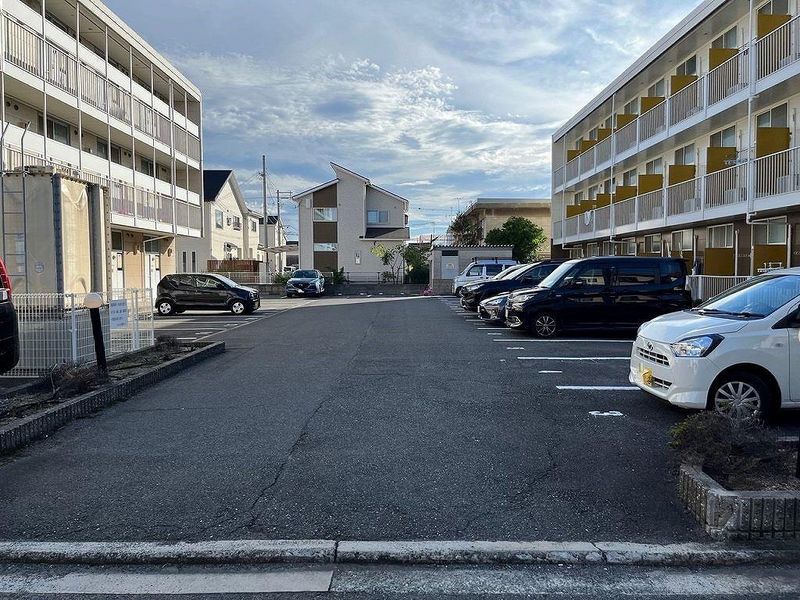 レオパレスヴァン 駐車場