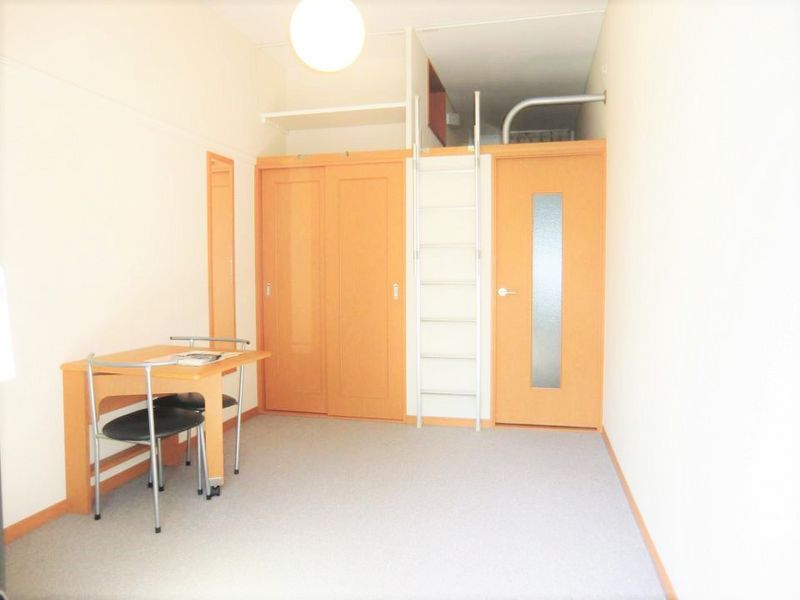 レオパレス上坂部 居間