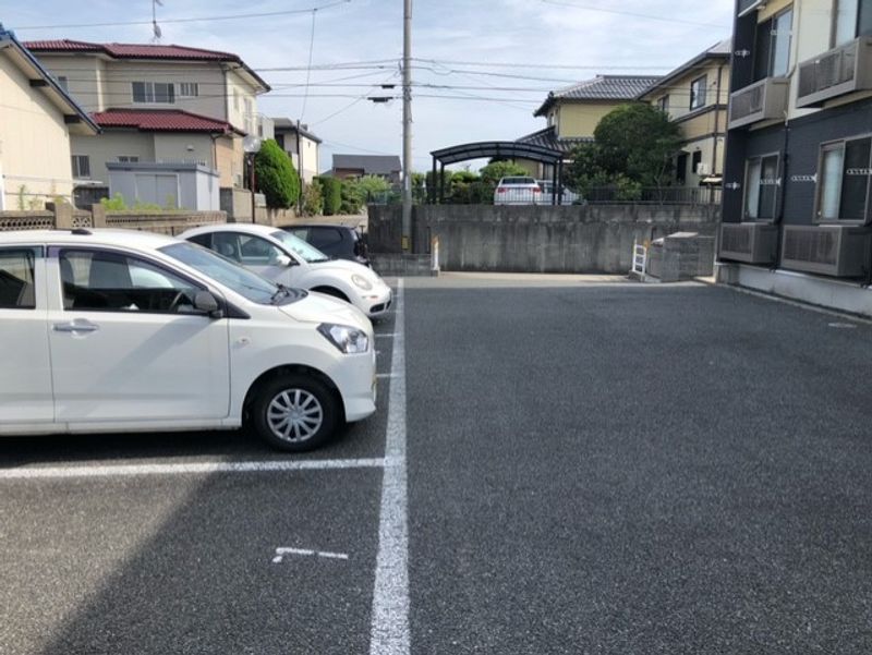 レオネクストアダージョ 駐車場
