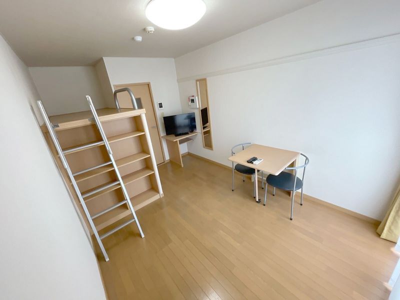 レオパレスピアット 居間
