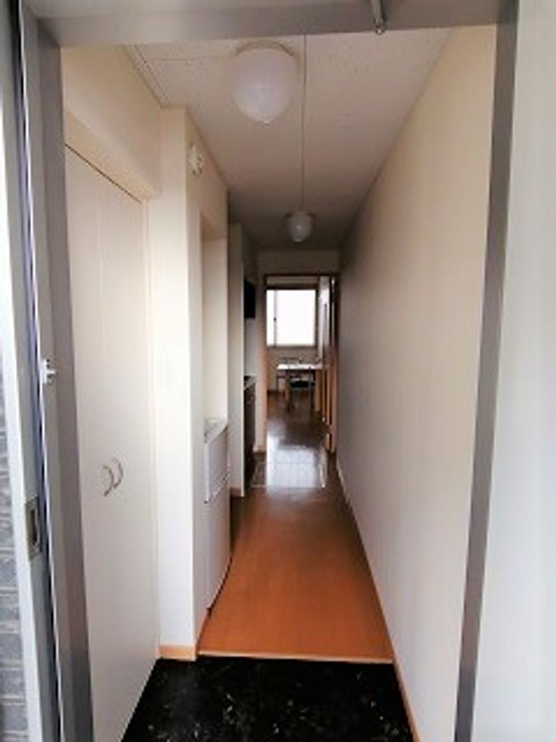 レオネクストＮＡＫＡＺＡＷＡ 玄関