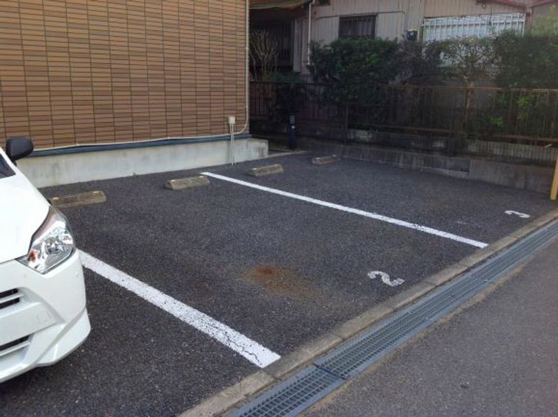 レオパレス中の島 駐車場