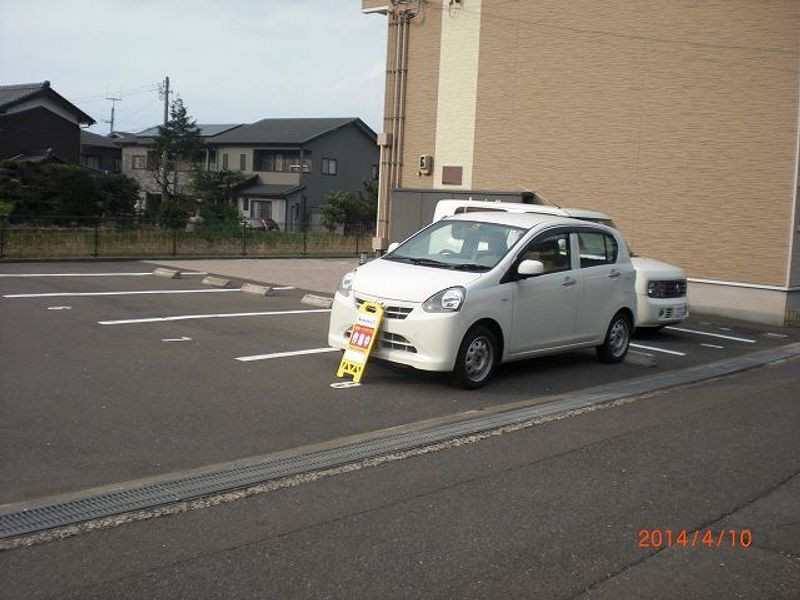 レオパレス海咲 駐車場