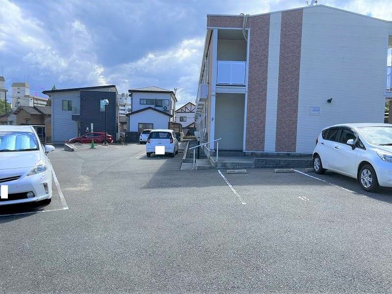 レオパレスサンフラワー向洋 駐車場