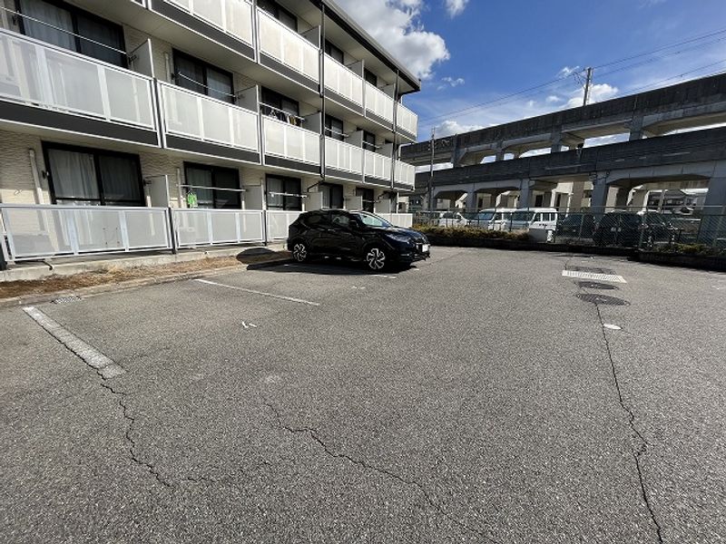 レオパレスファーウッドⅡ 駐車場