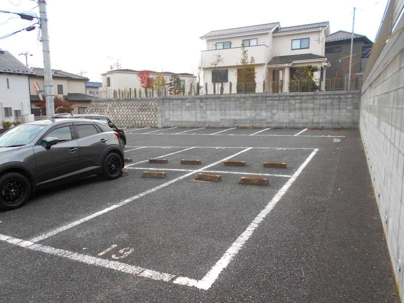 レオパレスロッソピアンコ 駐車場