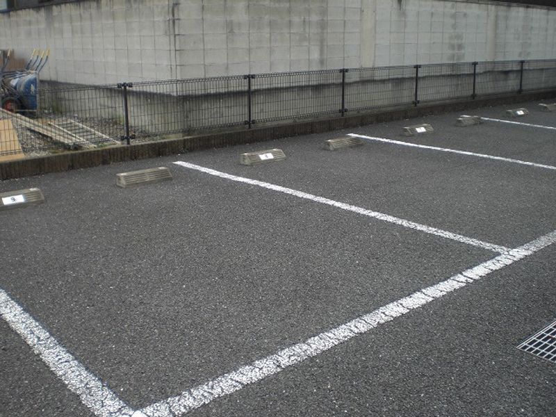 レオパレス坂西 駐車場