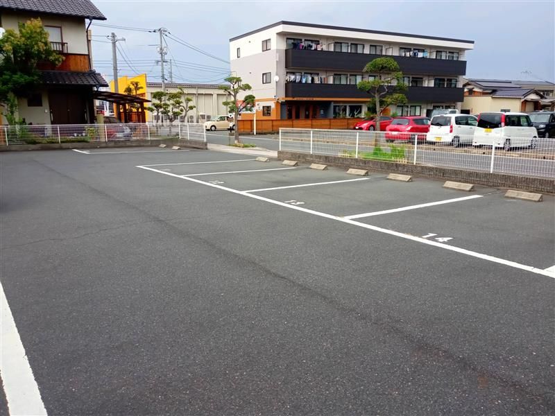 レオパレスマユリカⅢ 駐車場