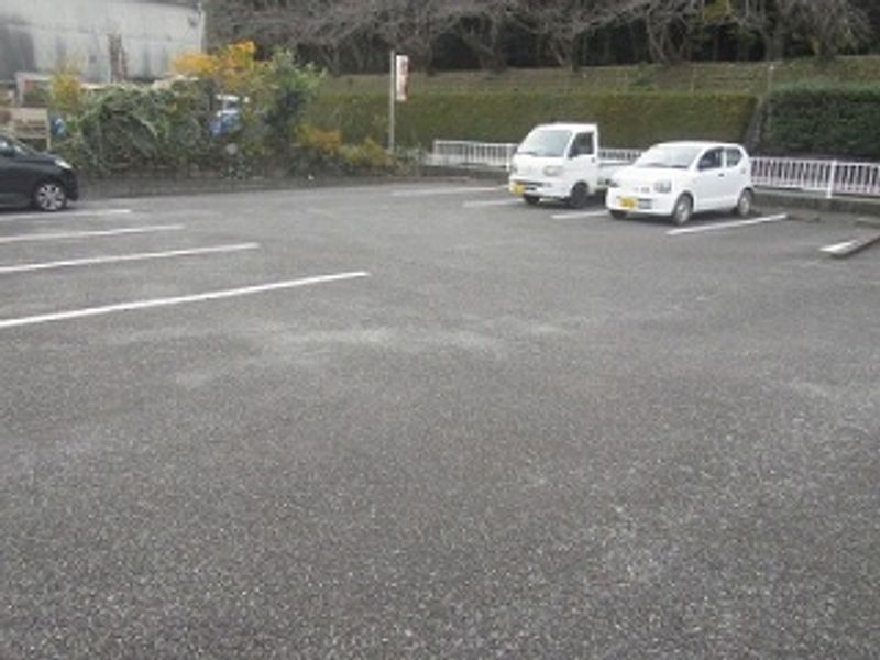 レオパレスアムール 駐車場