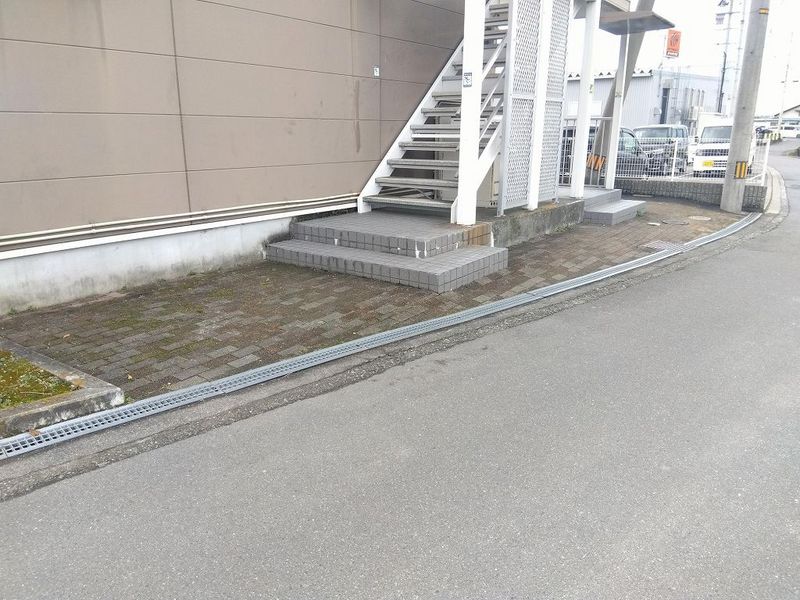 レオパレスルートイレブン エントランス