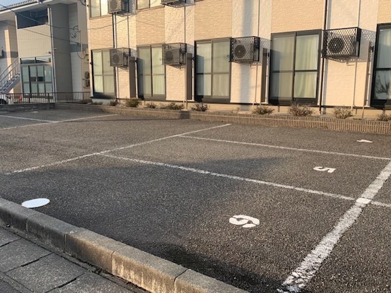 レオパレスフェニックス 駐車場
