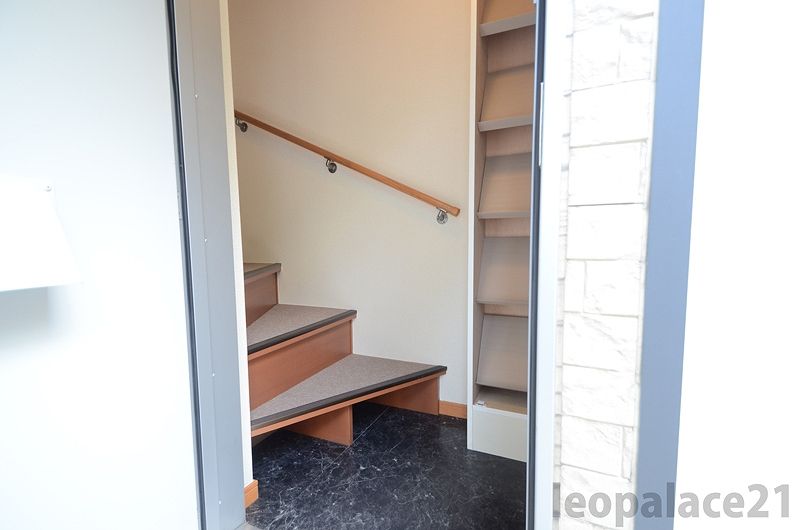 レオパレスＫ　ＨＡＵＳ撫養 玄関