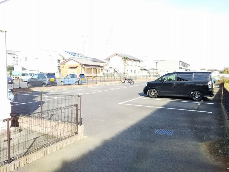 レオパレスプリウス 駐車場