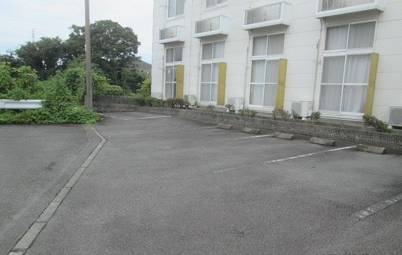レオパレスジュネス０３ 駐車場