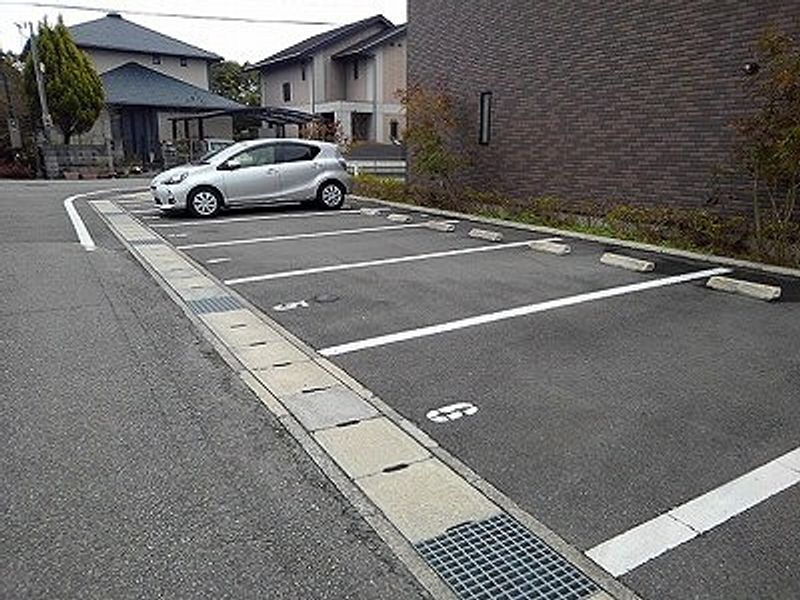 レオネクストＫＡＺＵＭＩ 駐車場
