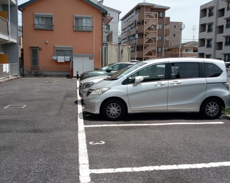 レオパレスブルファーニ 駐車場