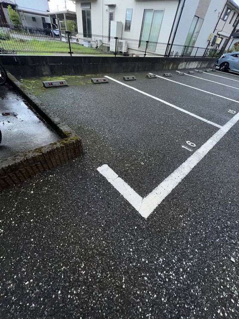 レオパレス日之出 駐車場