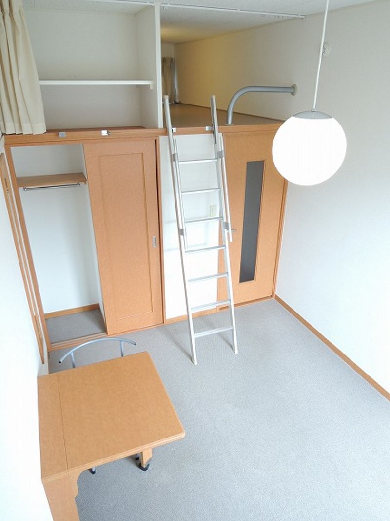 レオパレスまつど雅 居間