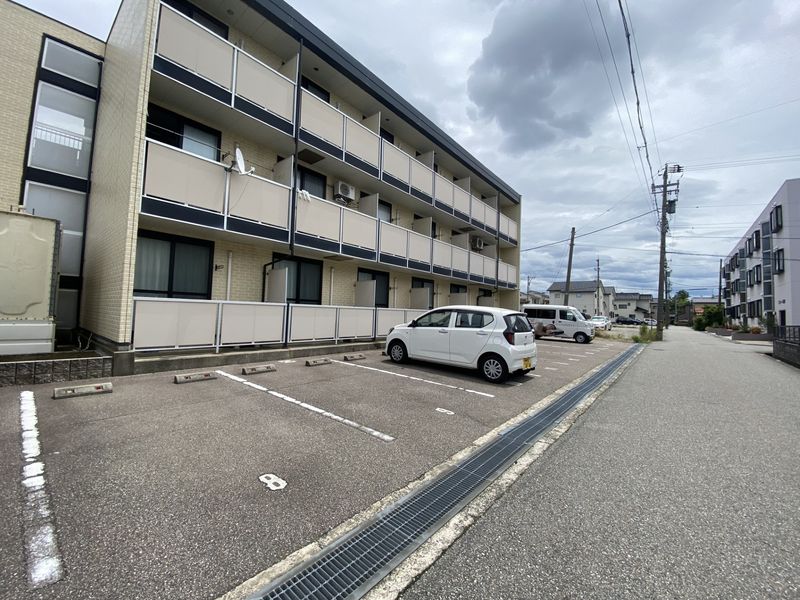 レオパレスイーストＫⅣ 駐車場