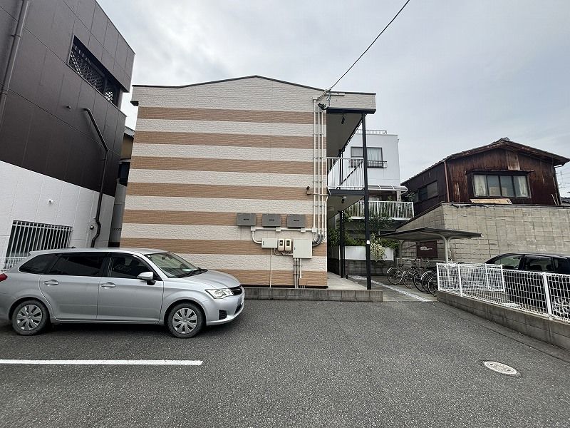 レオパレスプラナトピア 駐車場