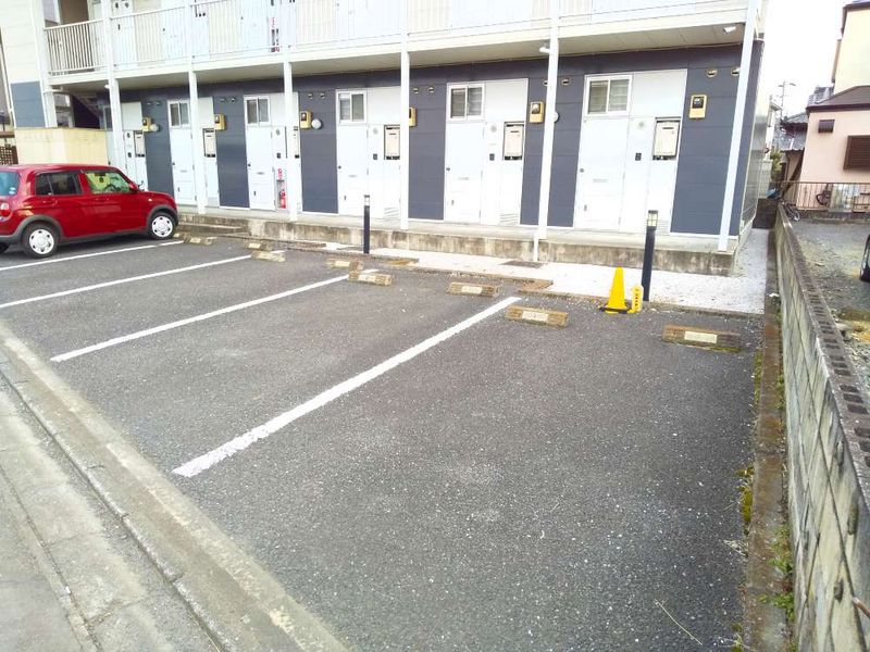 レオパレスアチェリ 駐車場
