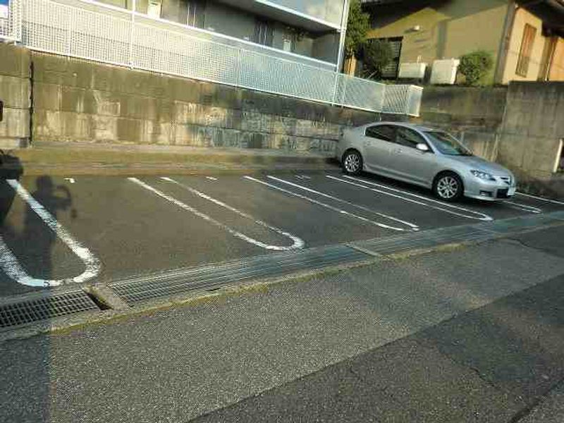 レオパレス水落 駐車場