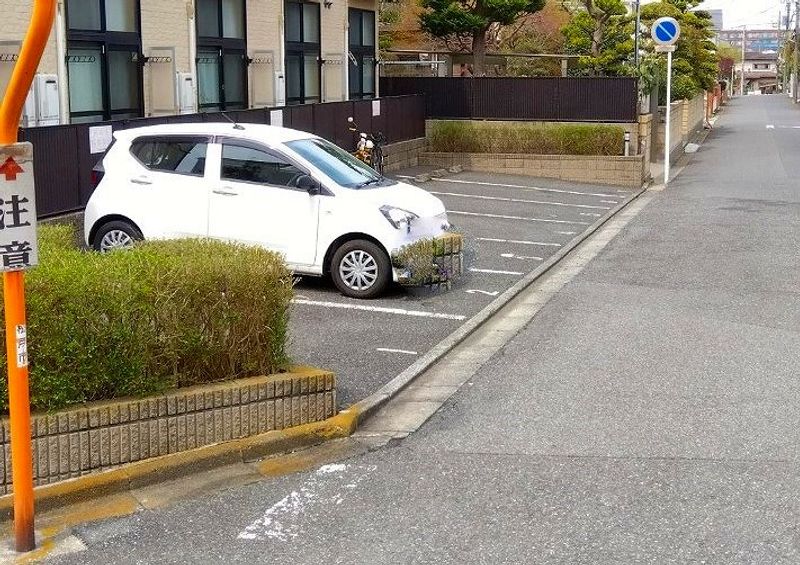 レオパレスカームヒルズ 駐車場