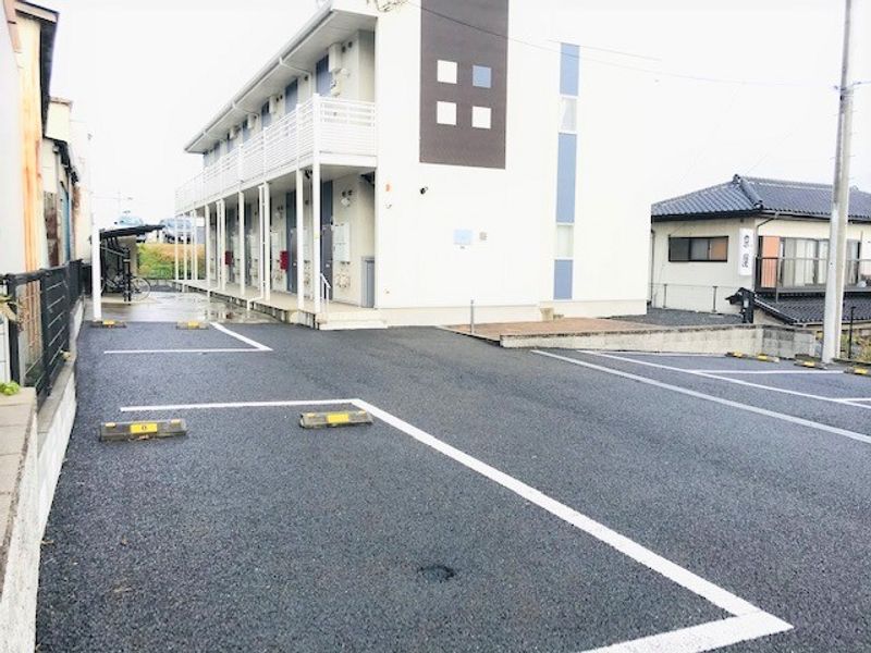 レオネクスト成沢 駐車場