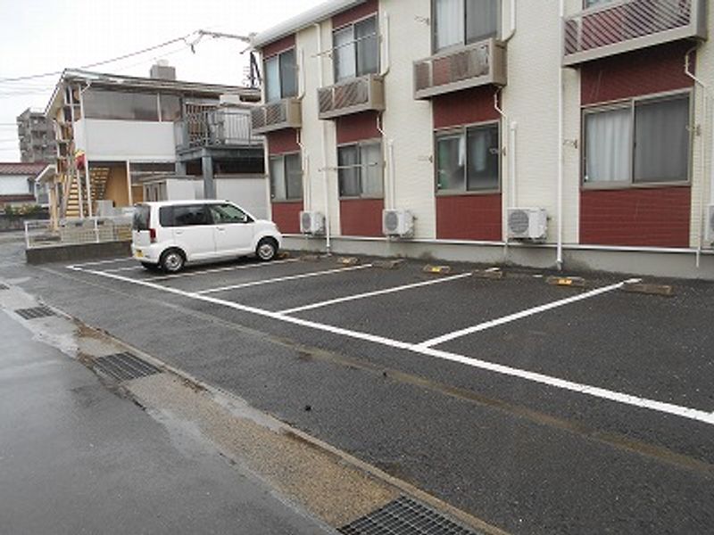 レオネクストトリニティ南福島 駐車場