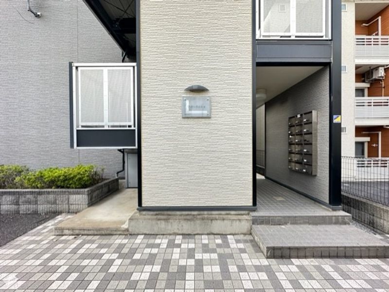 レオパレスフローリッシュ エントランス