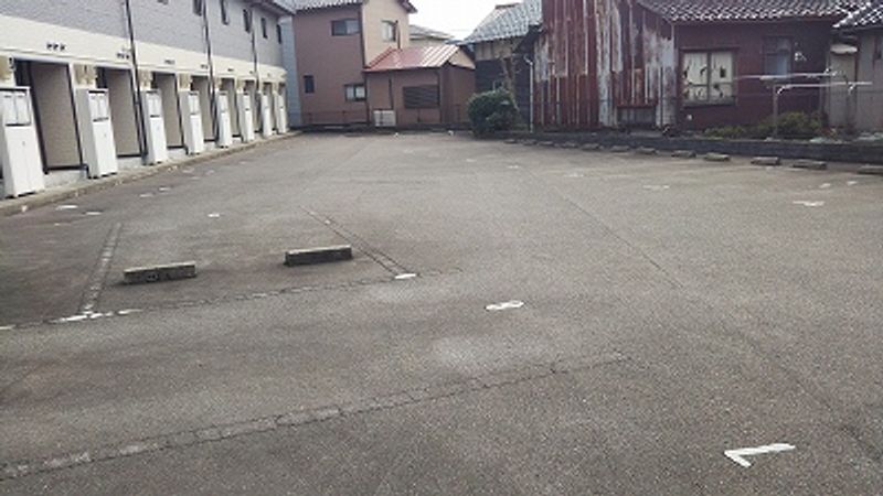 レオパレスコンパル津幡 駐車場