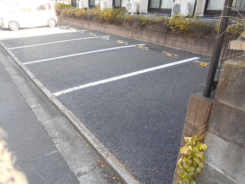 レオパレスＩＳＬＡＮＤⅡ 駐車場