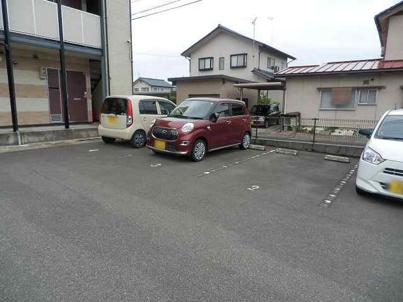 レオパレスエーデルヴァイス 駐車場