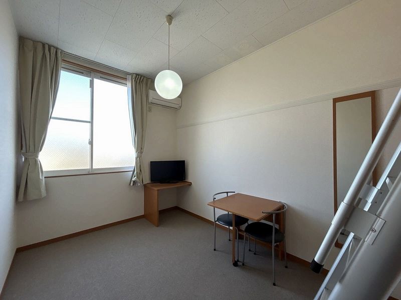 レオパレスクレスト 居間