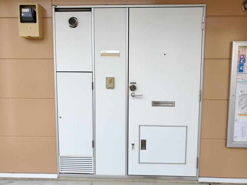 レオパレスプルミエ 玄関