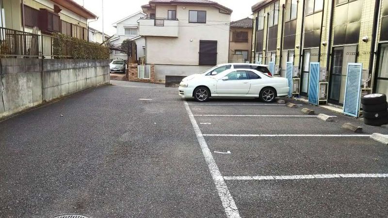 レオパレスかわつる 駐車場