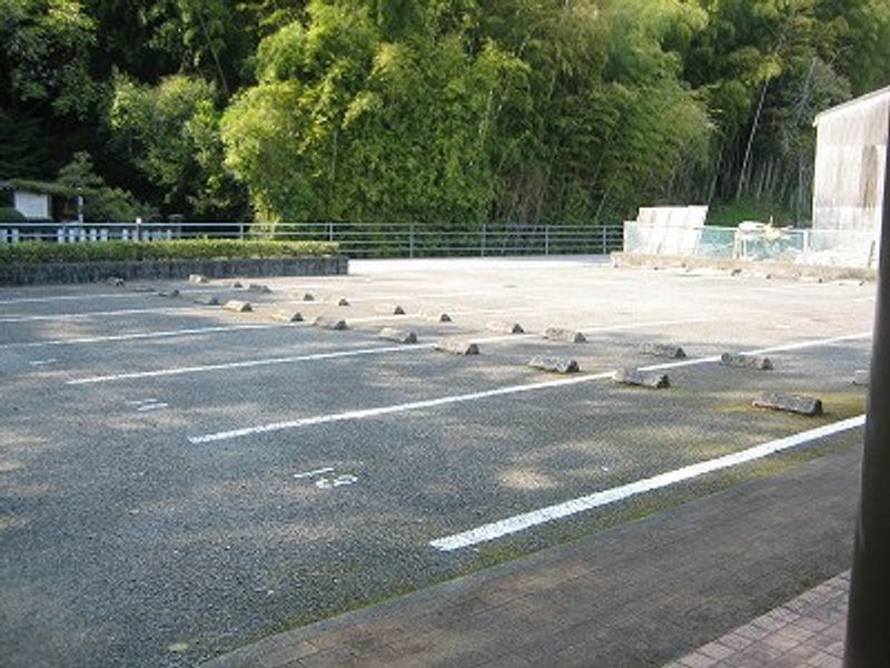 レオパレスラ・ネージュ 駐車場