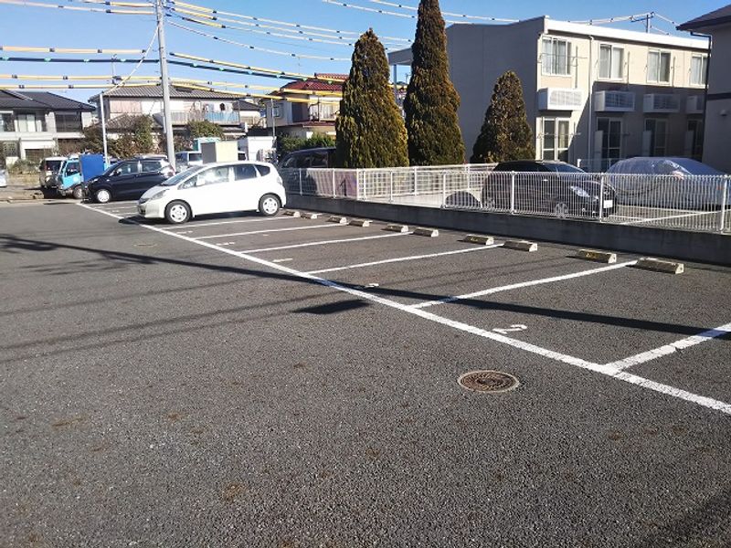 レオパレスリラ 駐車場