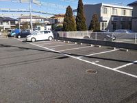 レオパレスリラ 駐車場
