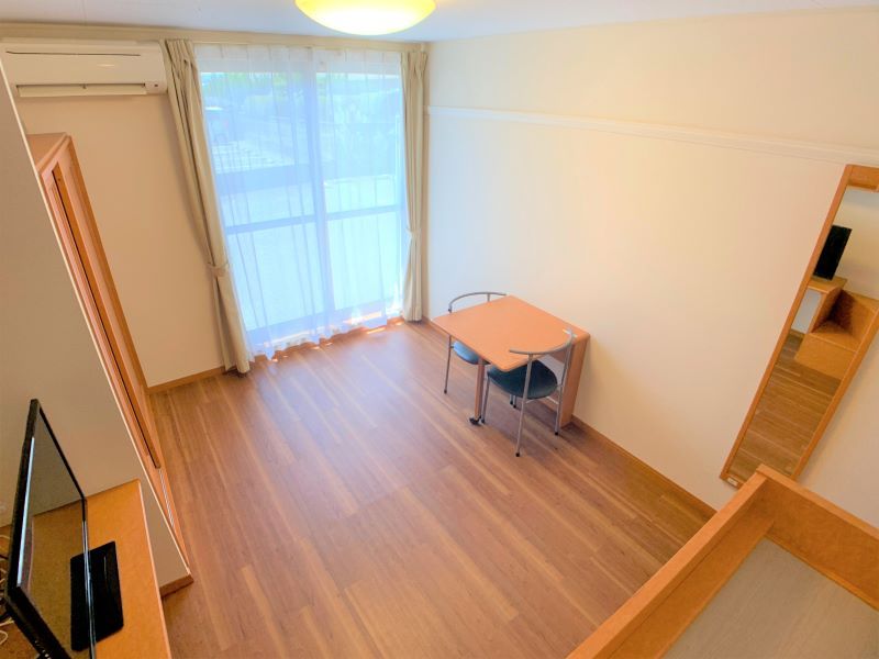 レオパレスクローバー 居間
