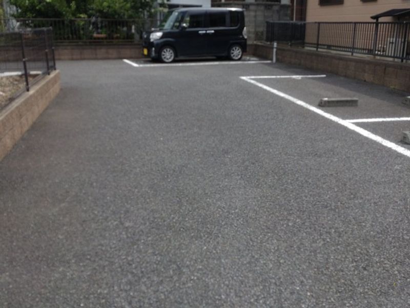 レオパレス佳 駐車場