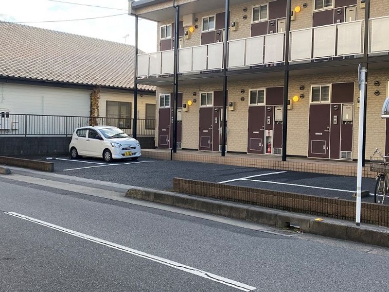 レオパレスハロー越谷 駐車場