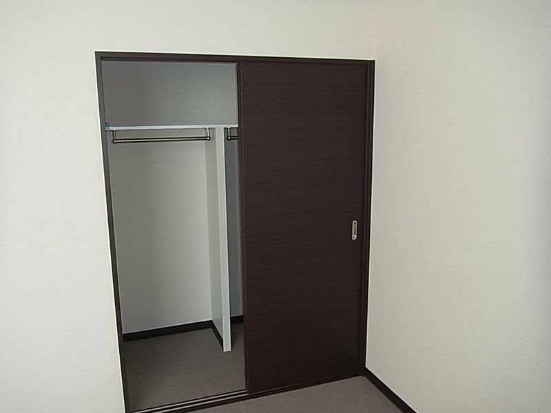レオパレスカーサ　ソレアード 収納